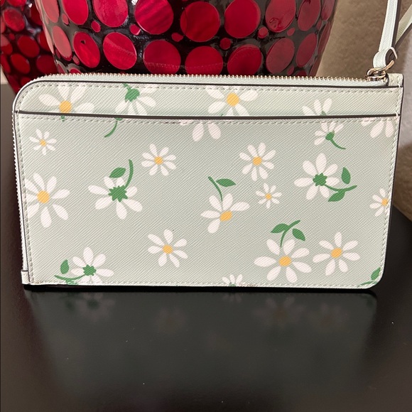 Kate Spade Lucy Day Tripper Daisy Medium L-Zip Wristlet EUC (MSRP $139) - Picture 5 of 17